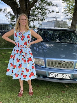 Sommarklänning med röda rosor
