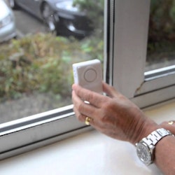 Glaskrosslarm för fönsterrutor med varningsetikett