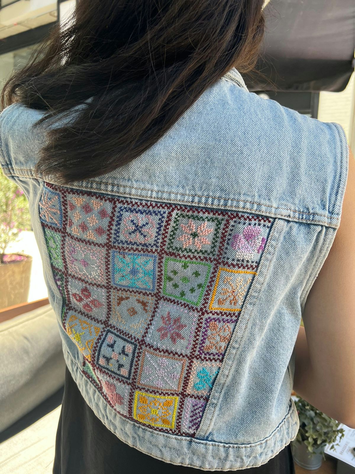 Arabesque denim vest with a V-neckline. Patch pockets with flaps on the front. Metallic button fastening on the front. MATERIAL & SUSTAINABILITY  Material: 100% cotton   Hand embroidered denim vest wi