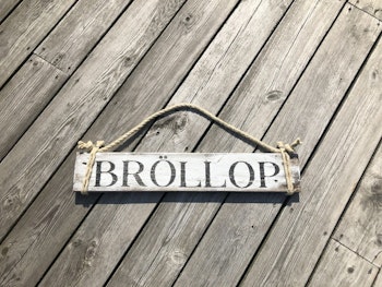Bröllop - skylt av drivved