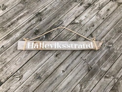 Hälleviksstrand - skylt av drivved
