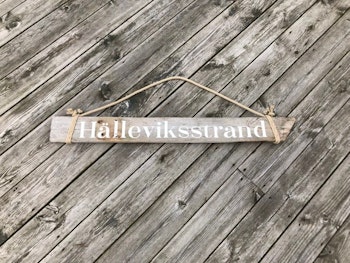 Hälleviksstrand - skylt av drivved