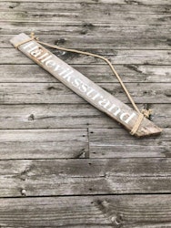 Hälleviksstrand - skylt av drivved