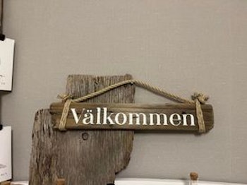 Välkommen - skylt av drivved