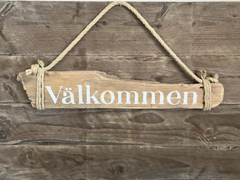 Välkommen - skylt av drivved