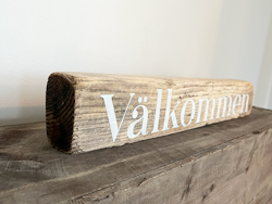Välkommen - skylt av drivved