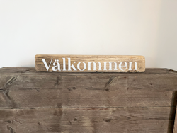 Välkommen - skylt av drivved