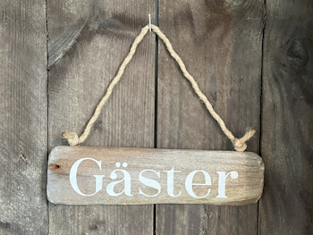 Gäster - skylt av drivved