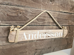 Andersson - skylt av drivved