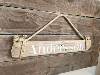 Andersson - skylt av drivved