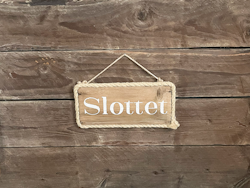 Slottet - skylt av drivved