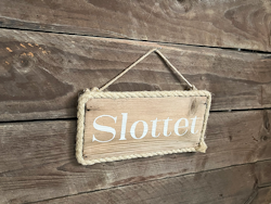 Slottet - skylt av drivved