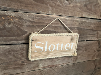 Slottet - skylt av drivved