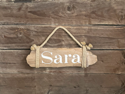 Sara - skylt av drivved