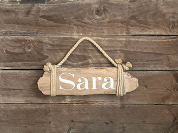 Sara - skylt av drivved