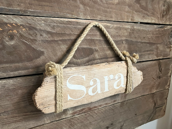 Sara - skylt av drivved