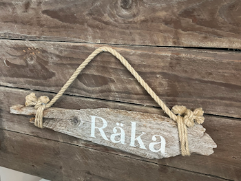 Räka - skylt av drivved