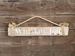 Whiskey bar - skylt av drivved