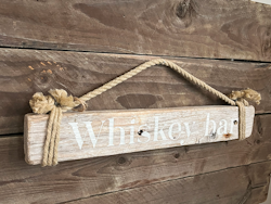 Whiskey bar - skylt av drivved