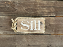 Sill - skylt av drivved