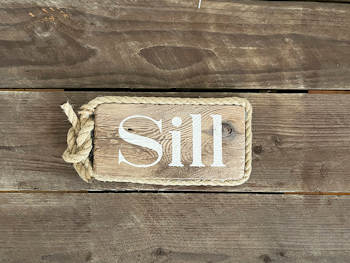 Sill - skylt av drivved
