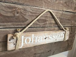 Johansson - skylt av drivved