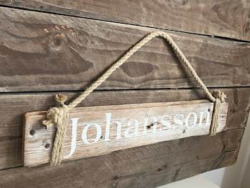 Johansson - skylt av drivved