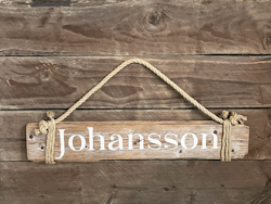 Johansson - skylt av drivved