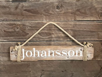 Johansson - skylt av drivved