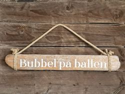 Bubbel på ballen - skylt av drivved