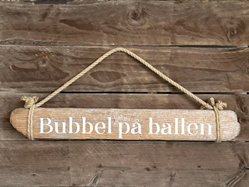 Bubbel på ballen - skylt av drivved
