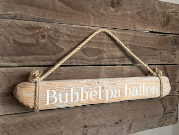 Bubbel på ballen - skylt av drivved