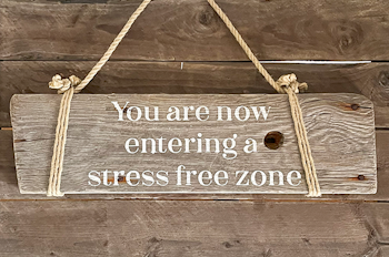 You are now entering a stress free zone - skylt av drivved