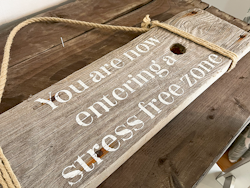 You are now entering a stress free zone - skylt av drivved