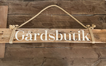 Gårdsbutik - skylt av drivved