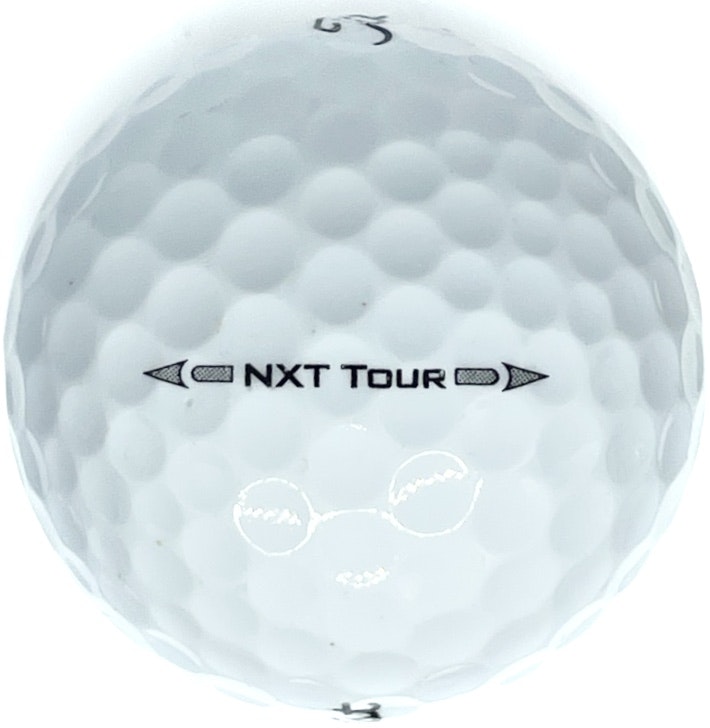 Detta är en vit golfboll, Titleist NXT Tour