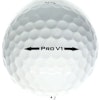 Detta är en vit golfboll, Titleist Pro V1 (äldre)