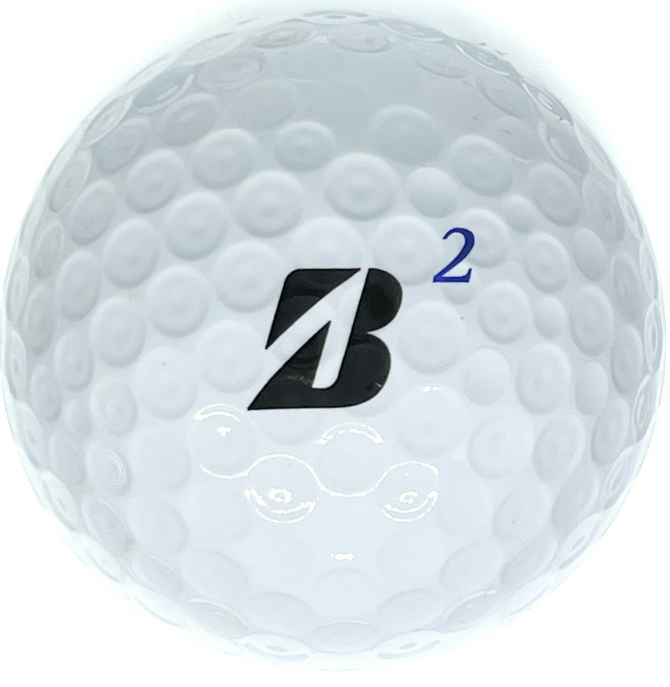 Detta är en vit golfboll, Bridgestone Tour B330-S