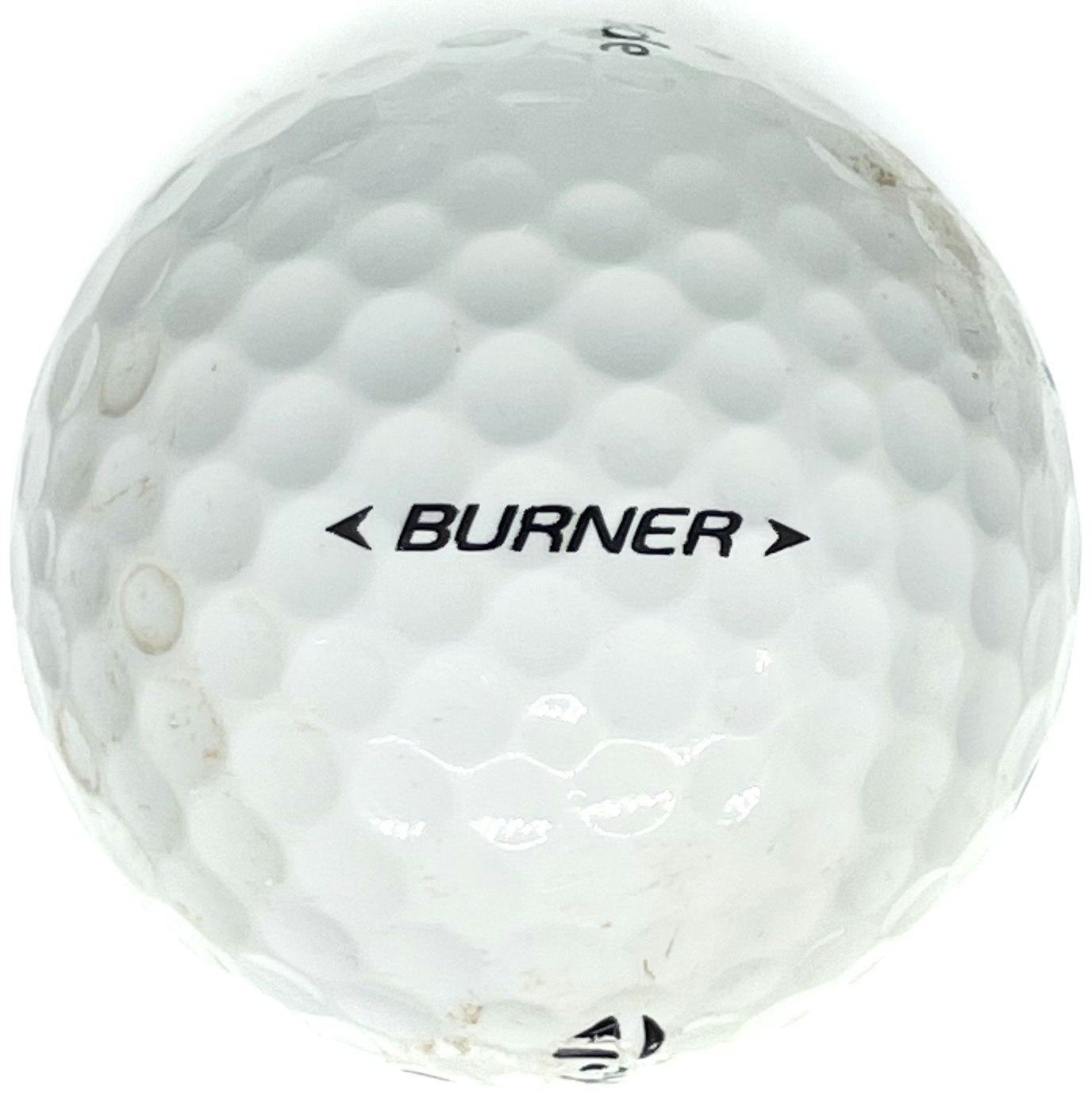 Detta är en vit golfboll, Taylormade Burner