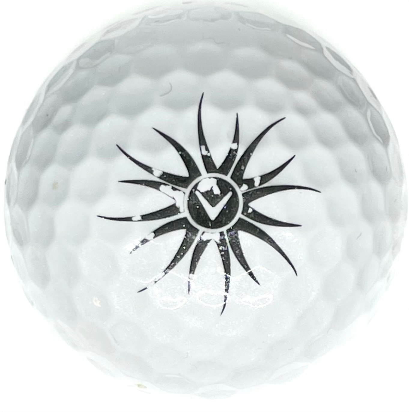 Detta är en vit golfboll, Callaway Solaire