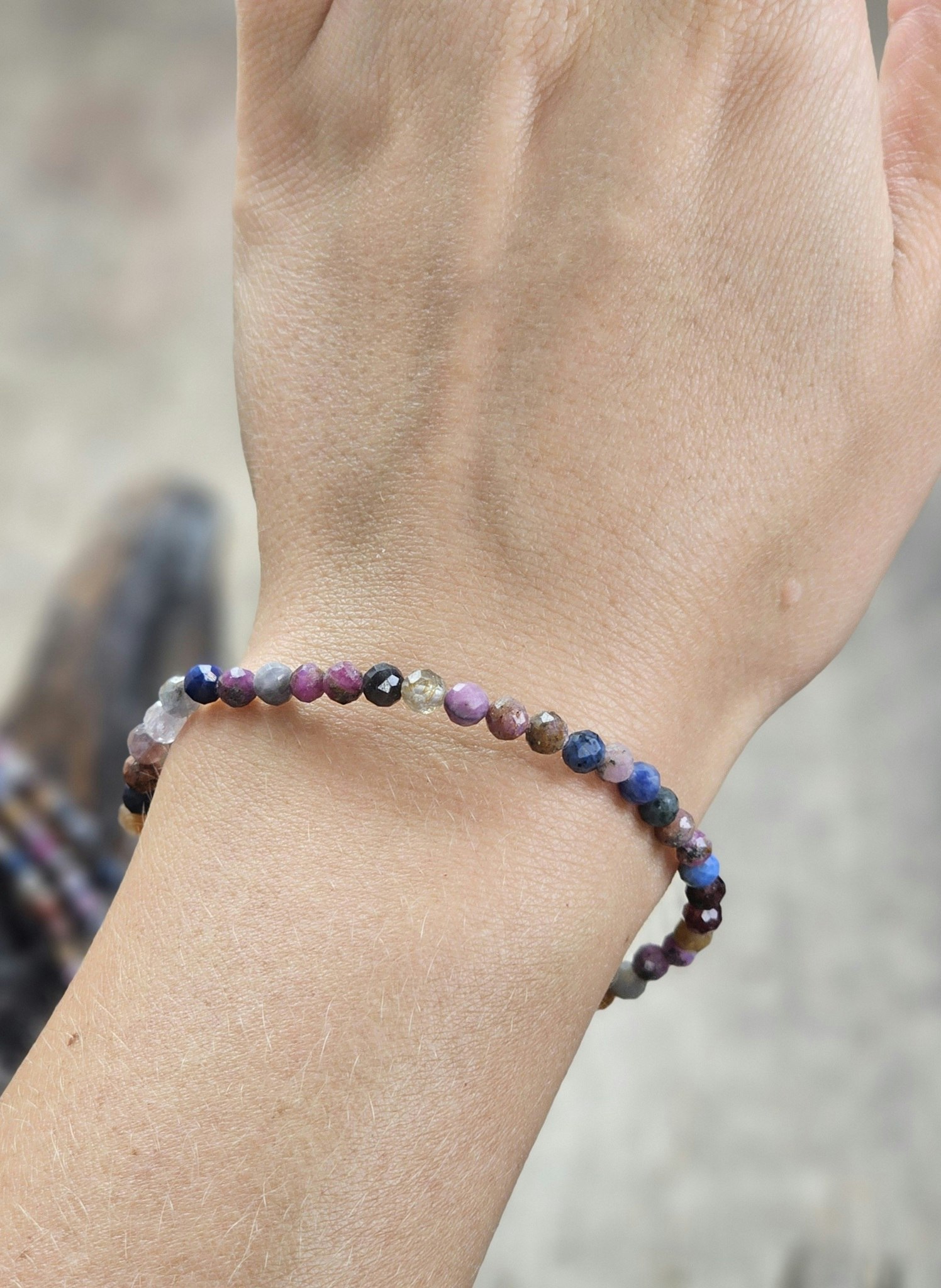 Rubin & Safir mix, armband 4mm facetterade pärlor