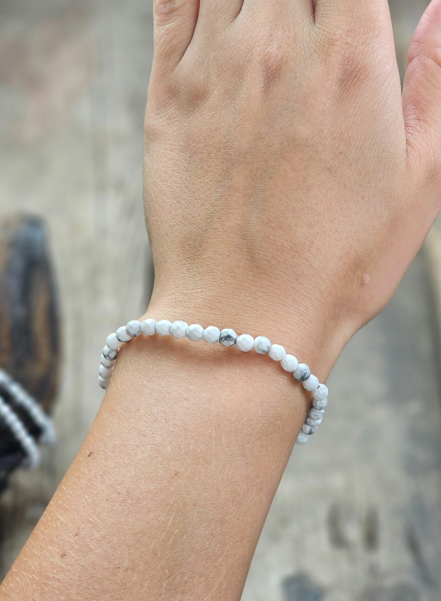 Howlit, armband 4mm facetterade pärlor