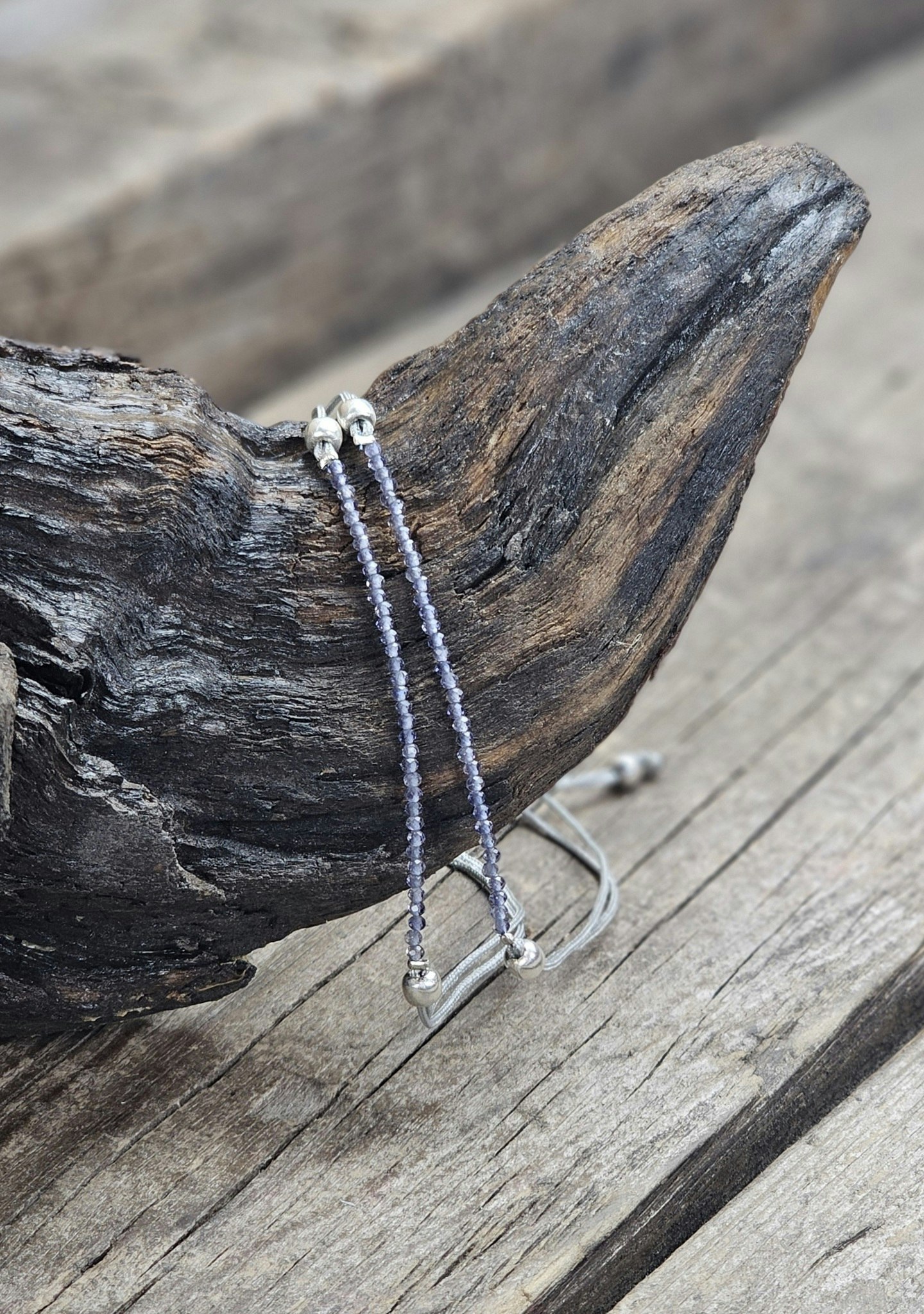 Iolit (Vattensafir), armband 3mm facetterade pärlor macramé