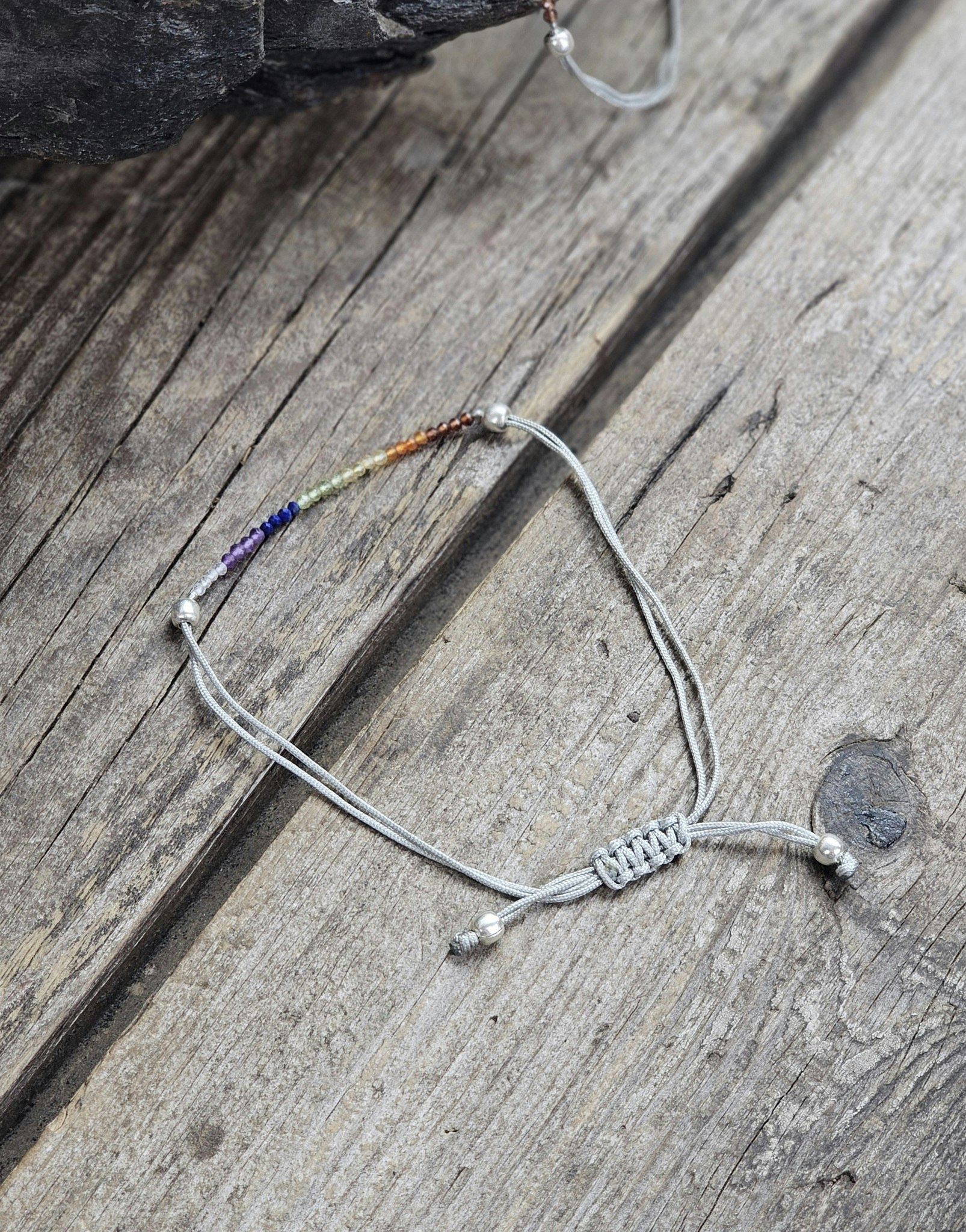 Chakra, armband 3mm facetterade pärlor macramé