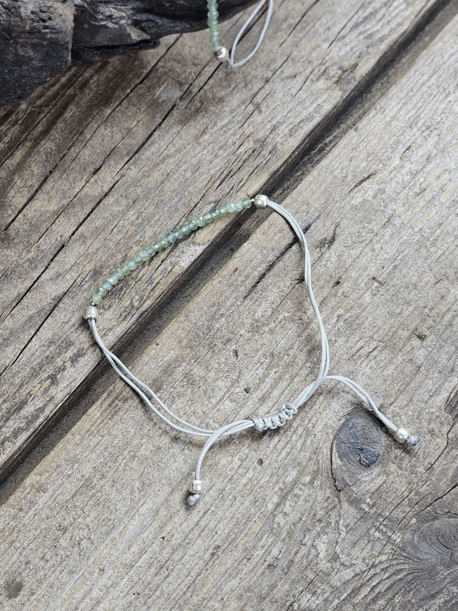 Grön Granat, armband 3mm facetterade pärlor macramé