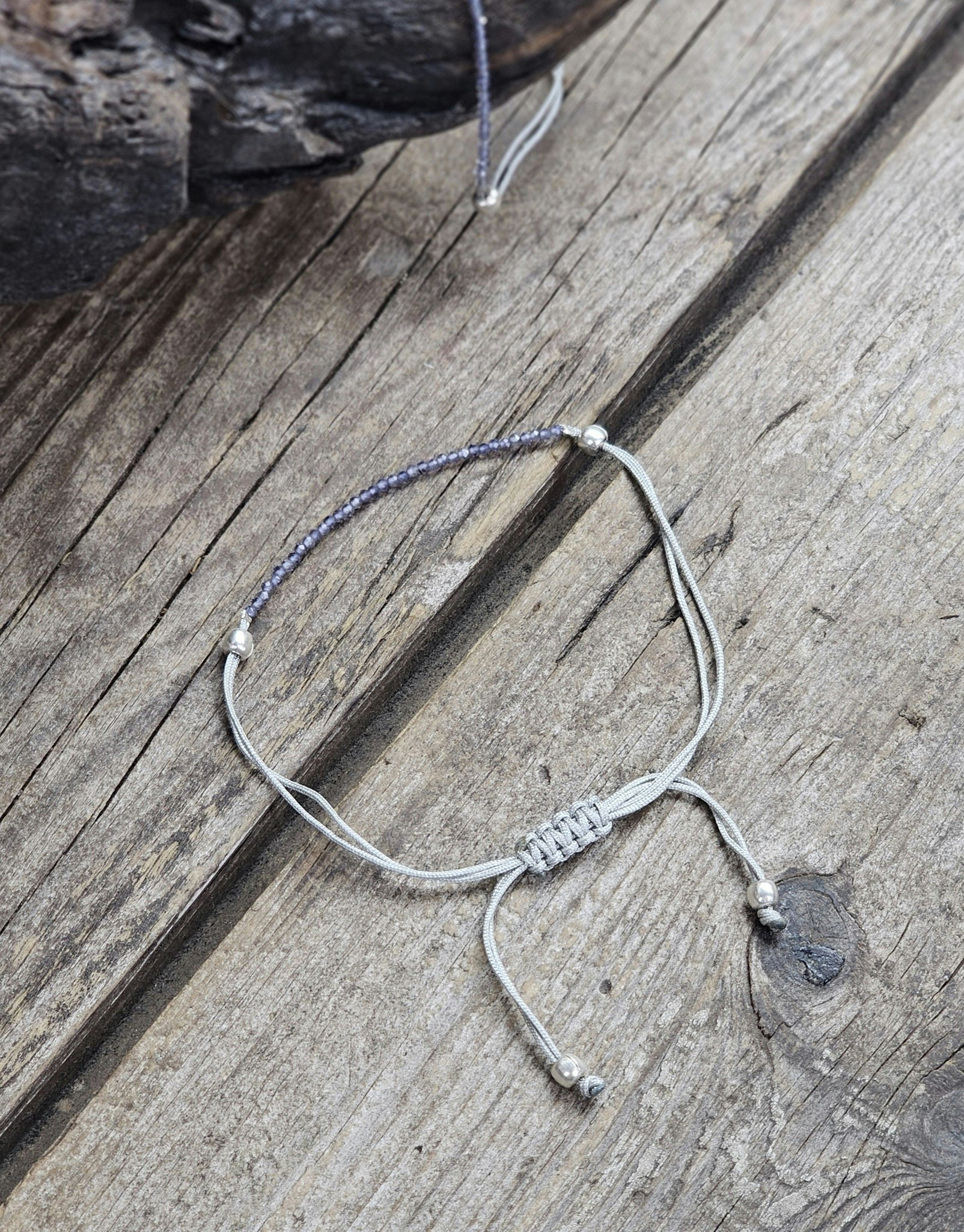 Iolit (Vattensafir), armband 3mm facetterade pärlor macramé