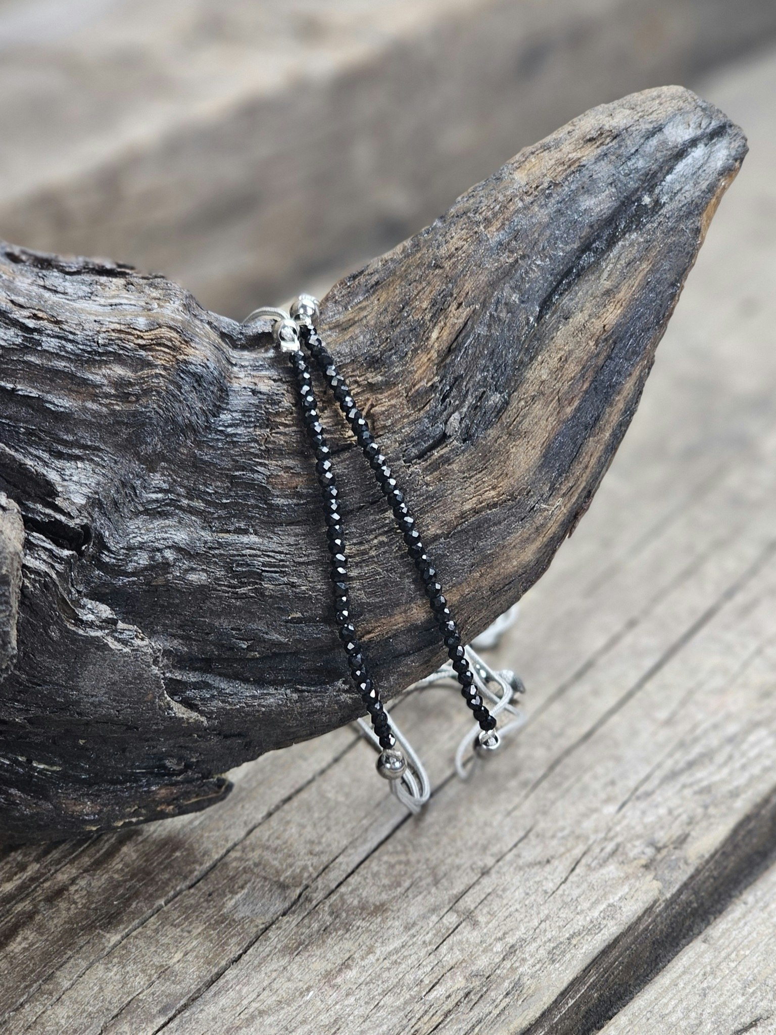 Svart Turmalin, armband 3mm facetterade pärlor macramé