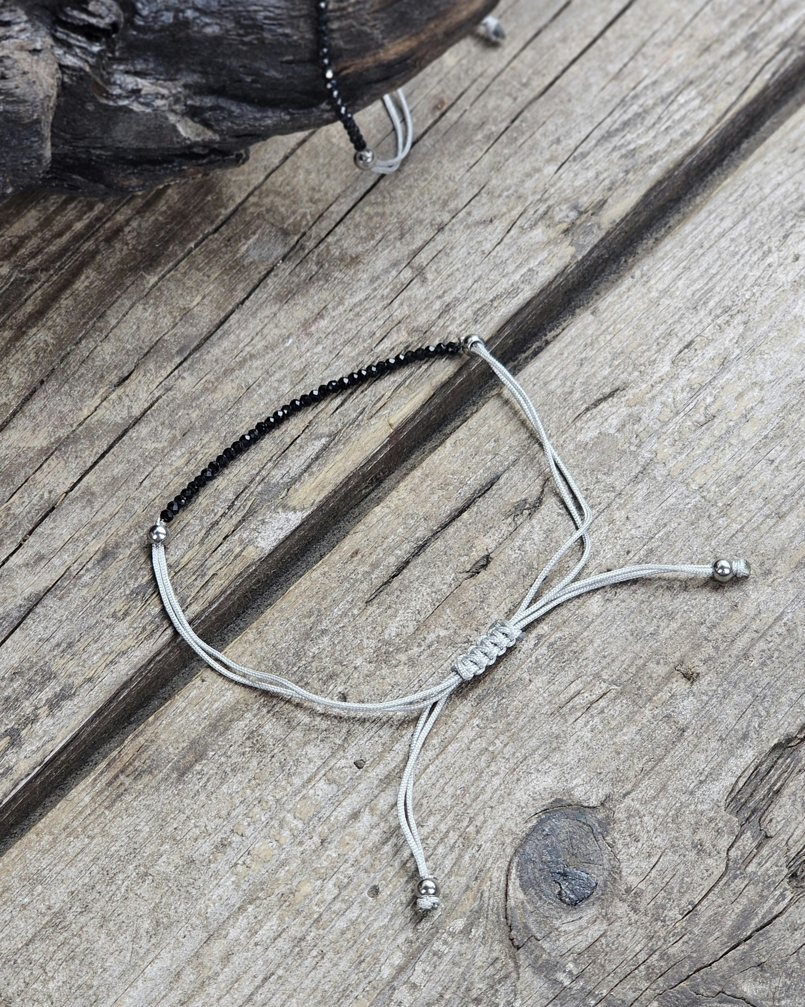 Svart Turmalin, armband 3mm facetterade pärlor macramé