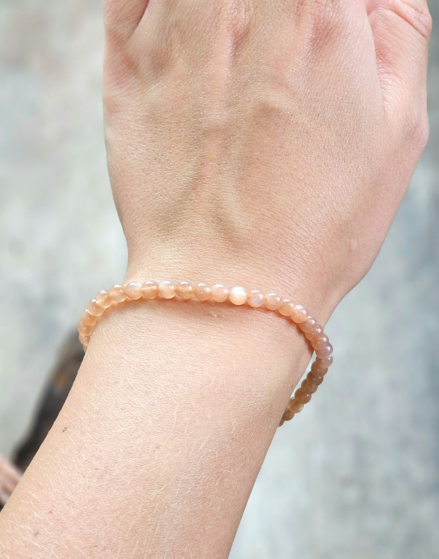 Persikomånsten, armband 4mm runda pärlor