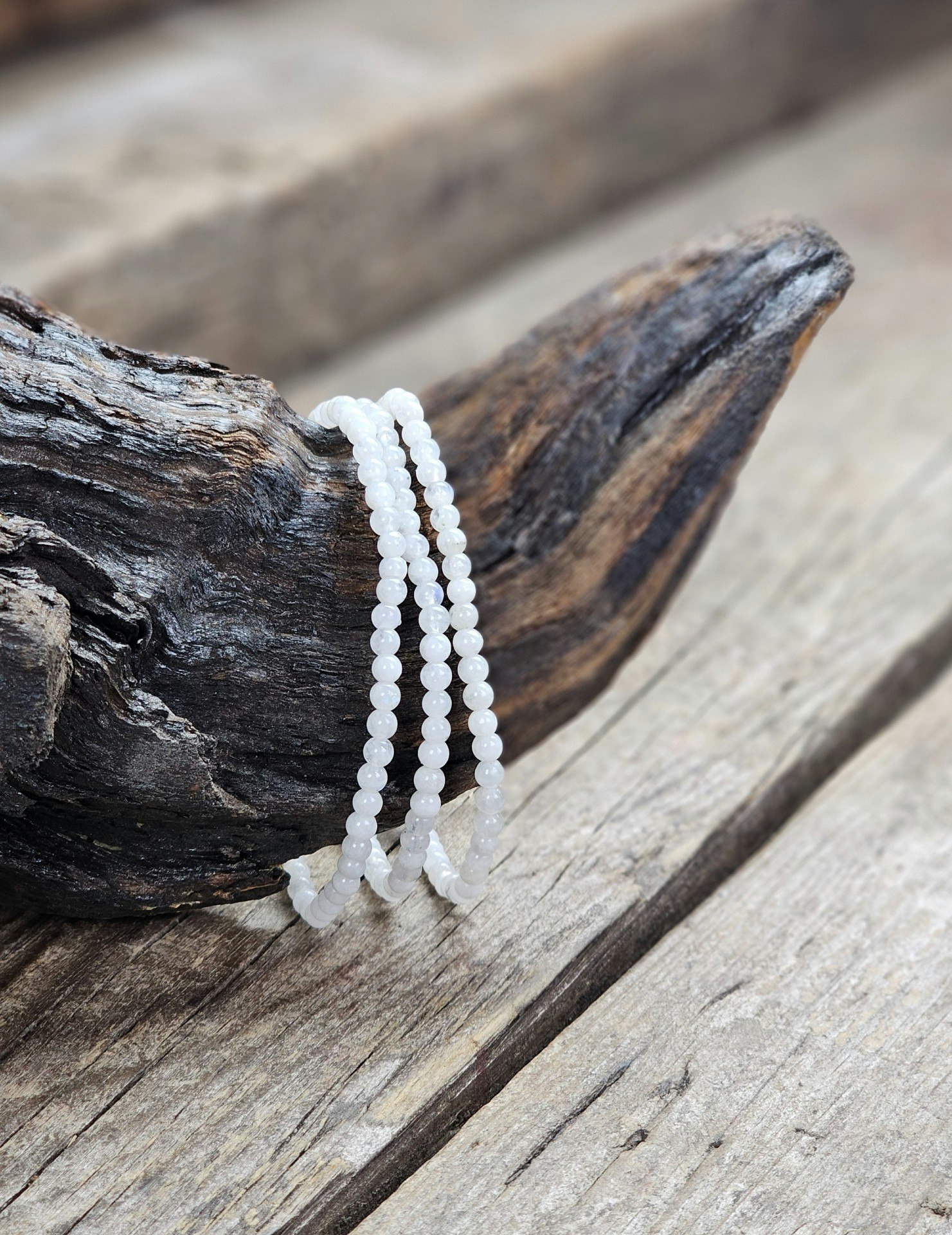 Vit Regnbågsmånsten, armband 4mm runda pärlor